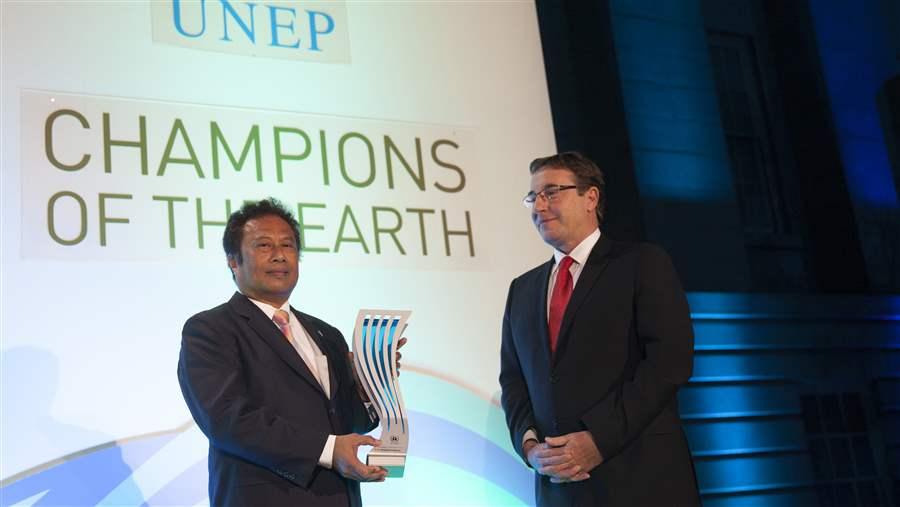 Palau President Tommy Remengesau receives UN environmental award