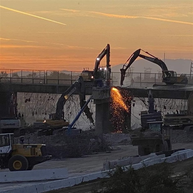 Hydraulic cranes raze a bridge Hydraulic cranes raze a bridge