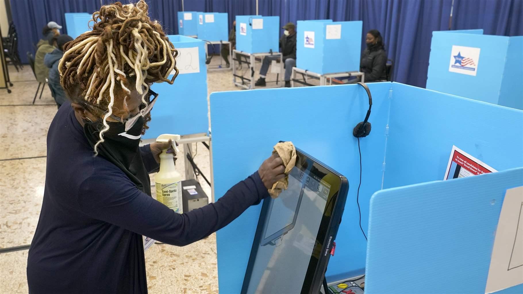 Poll worker cleaning machine Poll worker cleaning machine