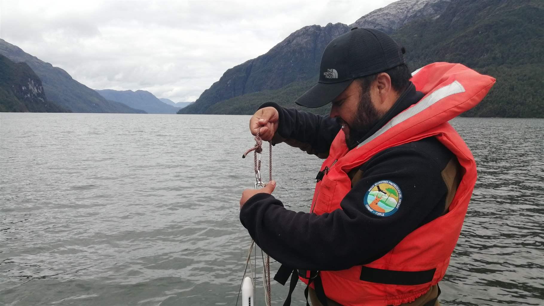 Raúl Pereda, one of the park rangers who attended training workshops, monitors the diversity of planktonic communities in Chile’s Bernardo O´Higgins National Park. 