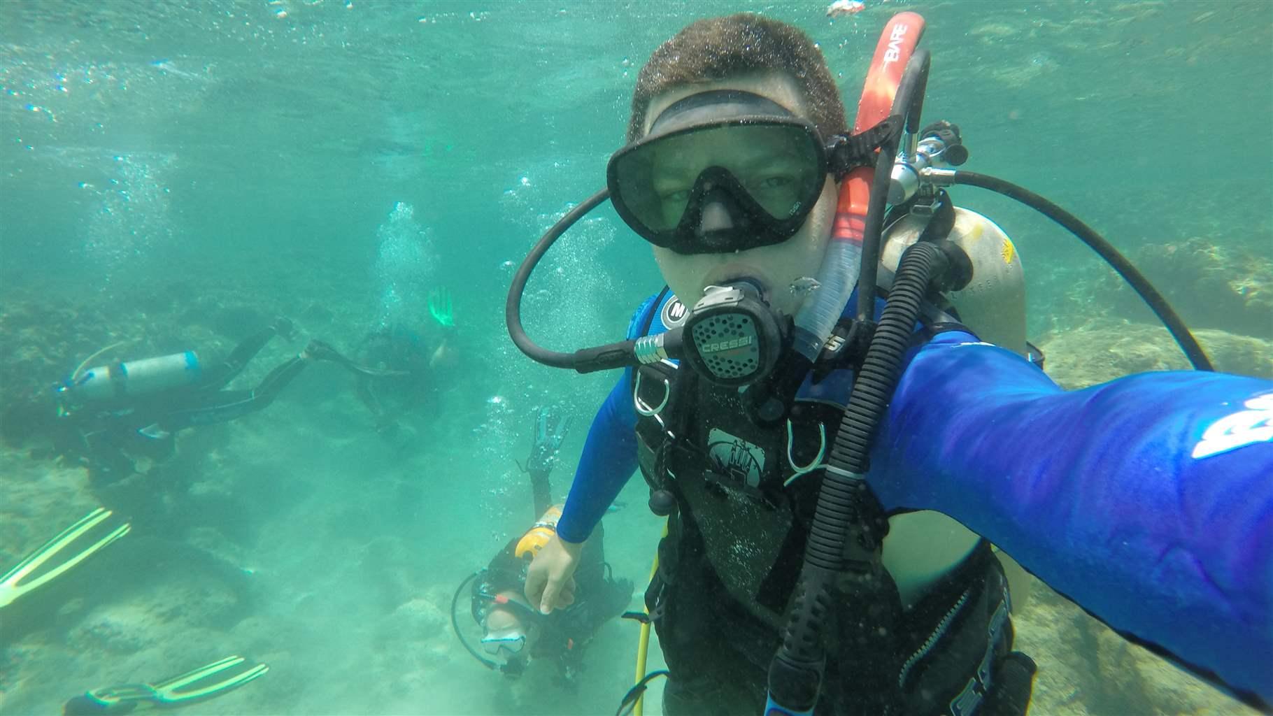 Alberto Mercado diving