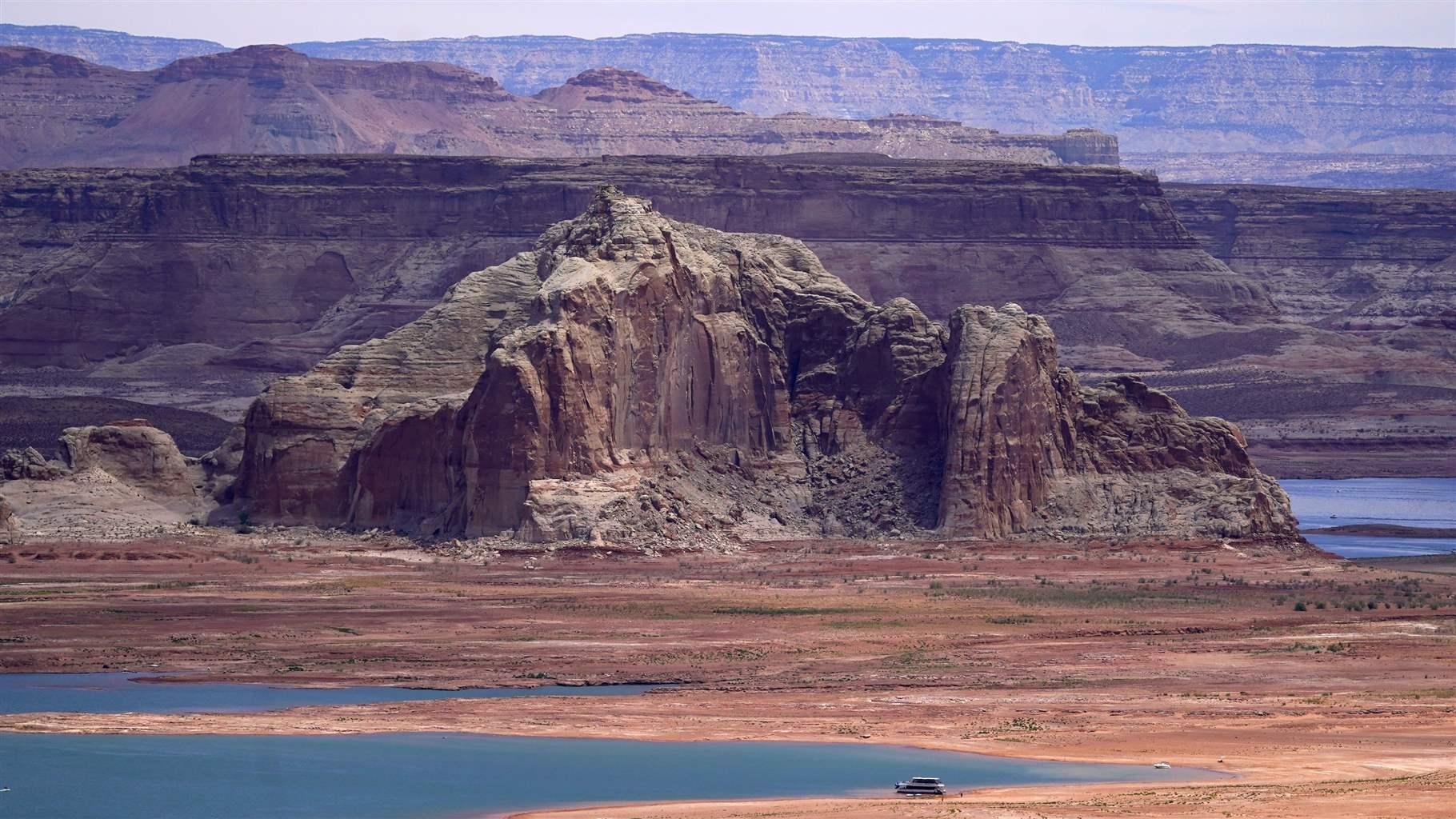 Low water levels at Wahweap Bay at Lake Powell Low water levels at Wahweap Bay at Lake Powell