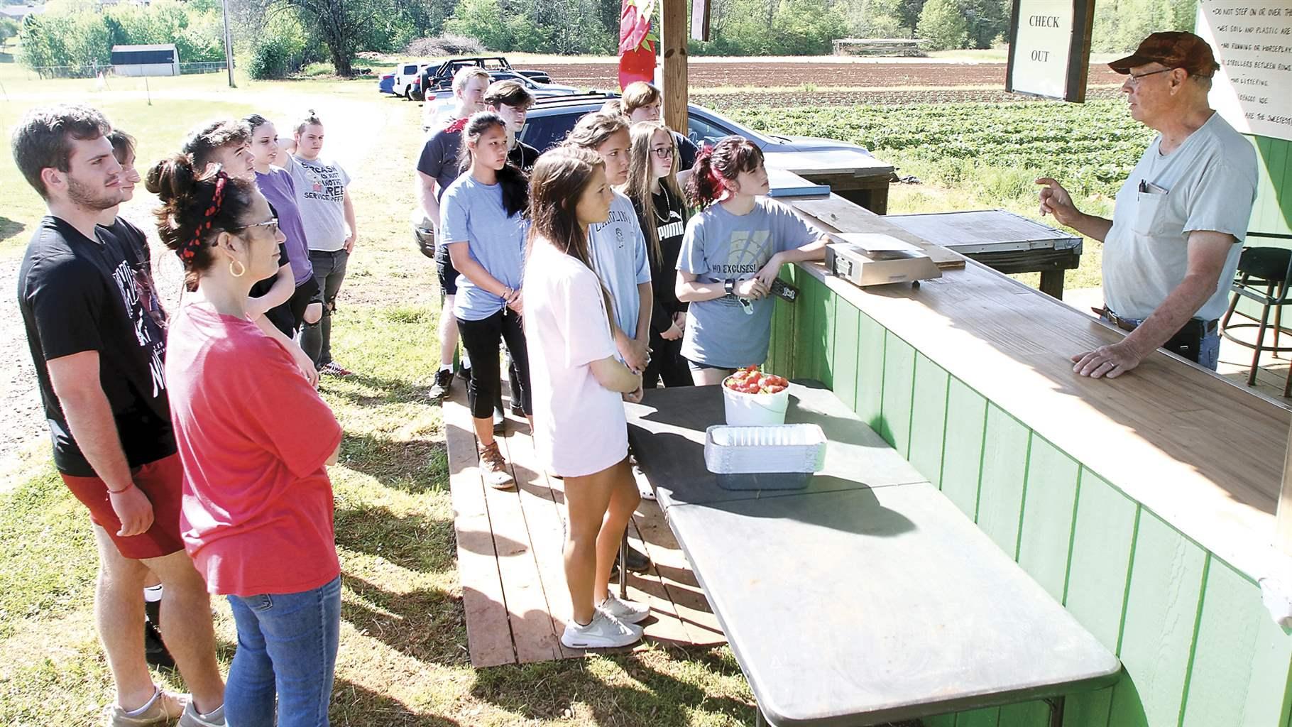 Steve Rutherford of Rutherford Farms talking to students