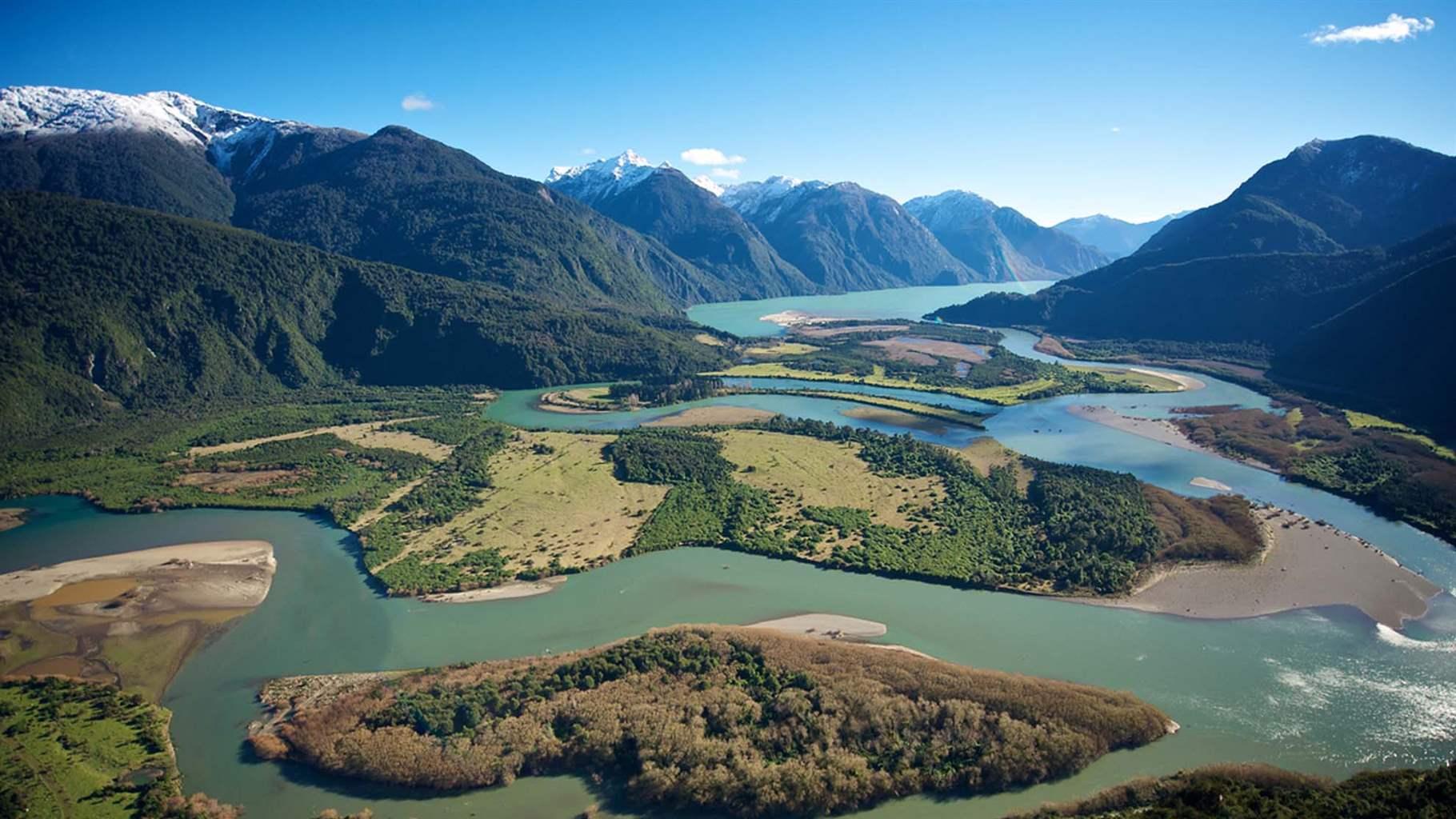  el valle del Río Puelo, ubicado en la Región de Los Lagos