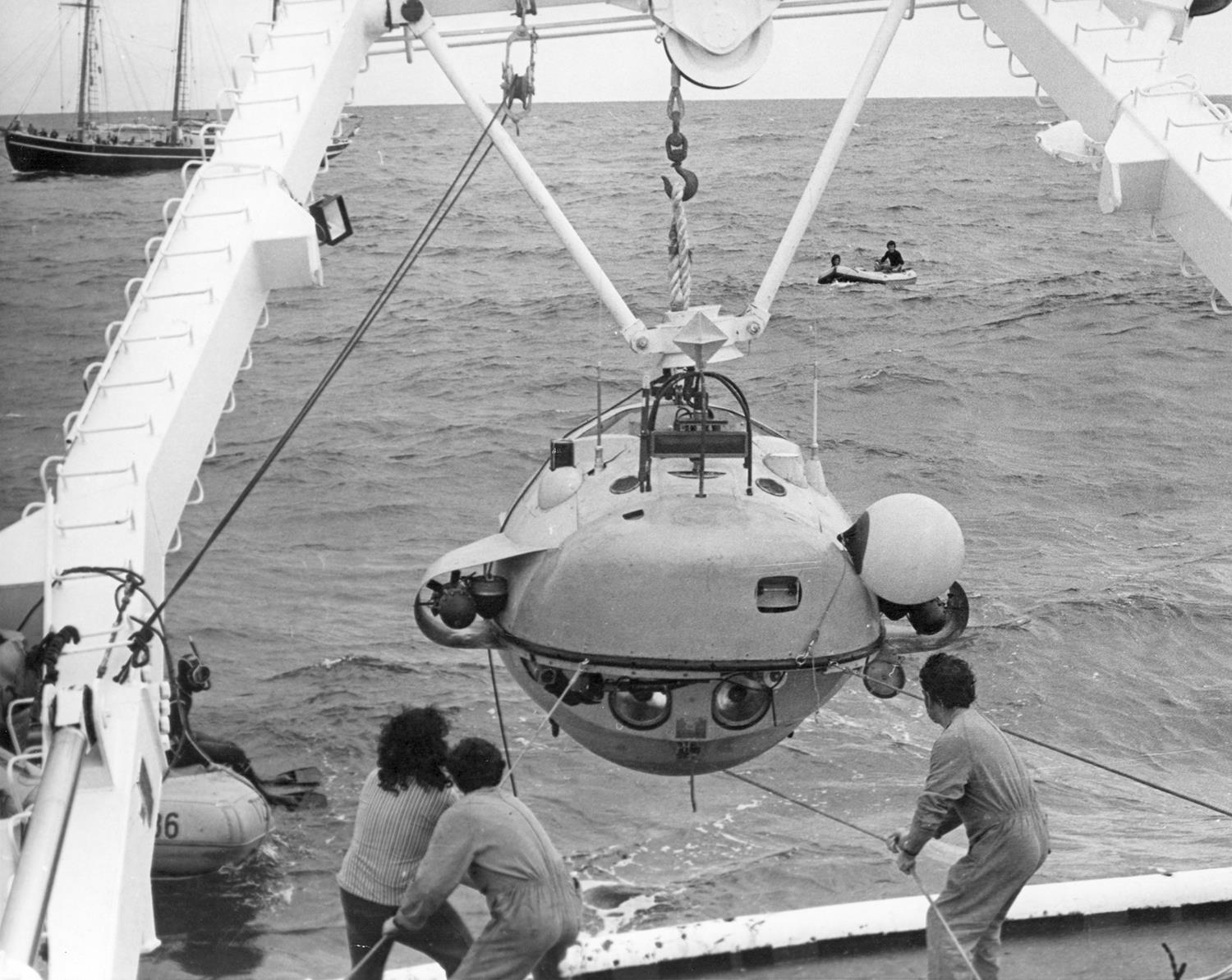 The French submersible Cyana is launched into the North Atlantic in 1974 as part of the French-American Mid-Ocean Undersea Study (Project FAMOUS). The submersible, together with the Woods Hole Oceanographic Institute-operated Alvin and the French bathyscaphe Archimede, took ocean scientists to the seafloor for the first-ever exploration of a rift valley and mid-ocean ridge.