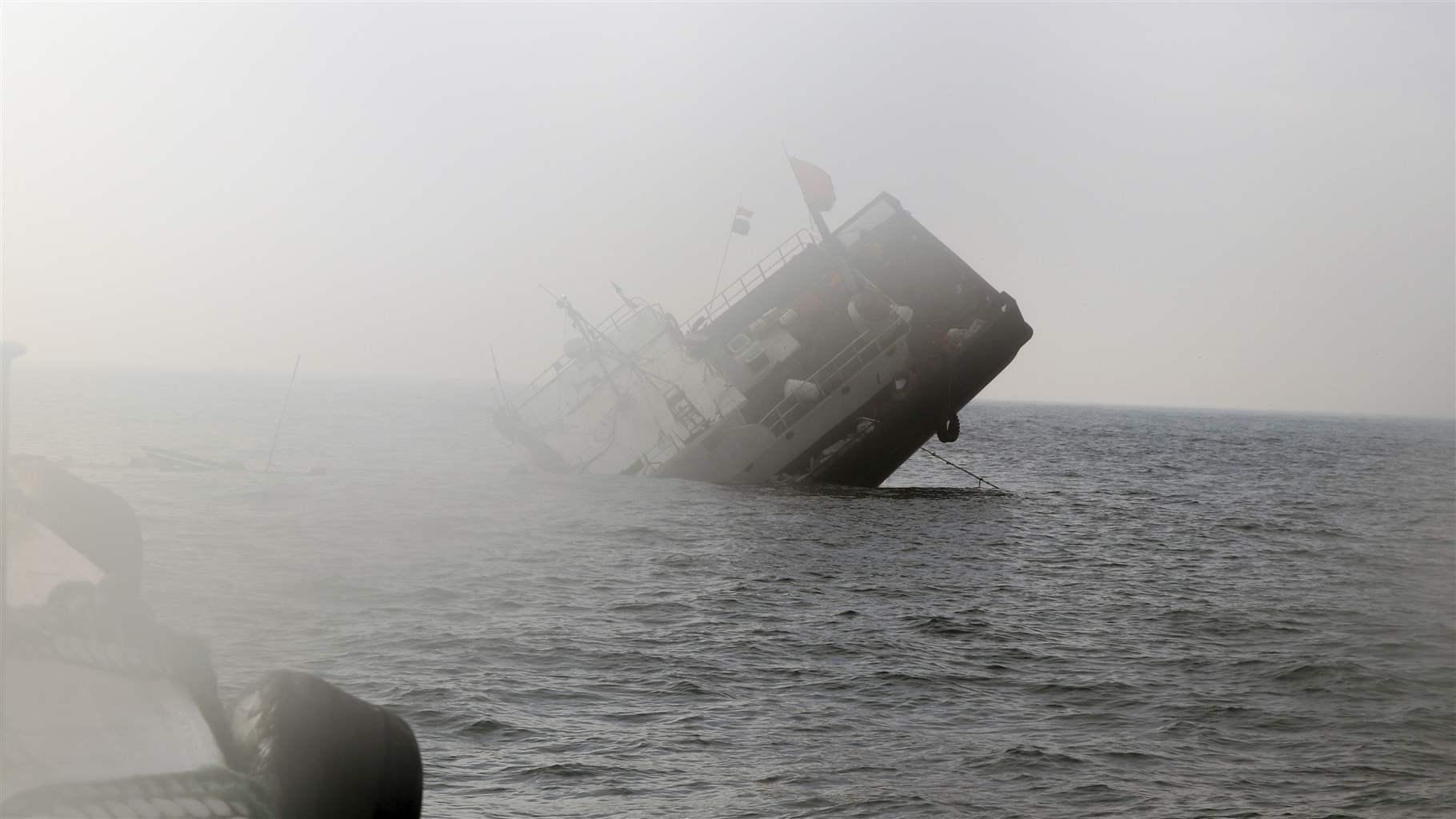 The fishing boats sinks due to the collision against island in Zhoushan city, east China's Zhejiang province, 22 August 2019. Crew of 13 sailors in a sinking fishing boat, which collides against island on the sea, are saved by local policemen in Zhoushan city, east China's Zhejiang province, 22 August 2019.